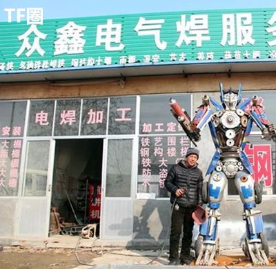 蒙阴电焊工焊出3米高变形金刚 废旧零部件变废为宝 1.jpg