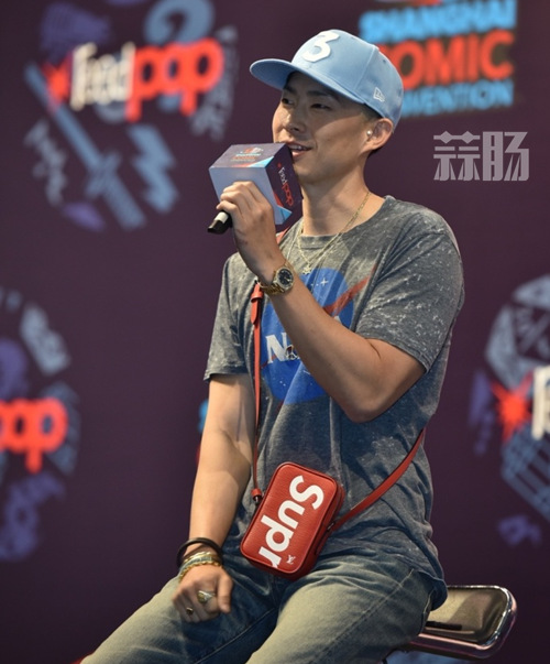 帅气又呆萌 玩模型的吴建豪真的很可爱 2.jpg