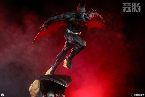 Sideshow 发布未来蝙蝠侠泰瑞·麦金纳斯雕像 4.jpg