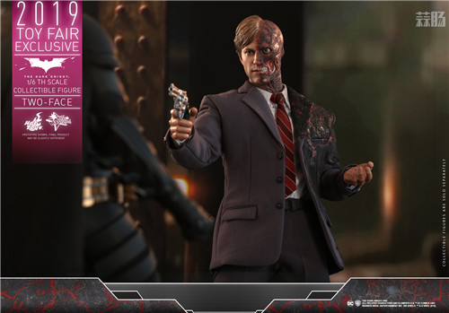 Hot Toys - TDK - Two-Face collectible figure_PR3.jpg