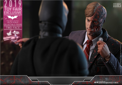 Hot Toys - TDK - Two-Face collectible figure_PR6.jpg