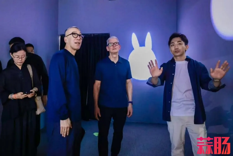 苹果 CEO 库克 现身上海 泡泡玛特-3.jpg 苹果 CEO 库克 现身上海 泡泡玛特-3.jpg